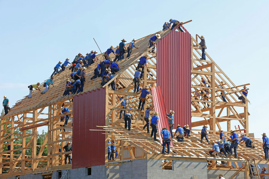 operai che costruiscono una casa